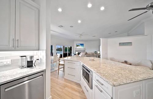 The Dunes House | Bean & Bubs Shell Shack: Gorgeous PoolHome on Lake