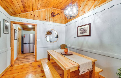 Townsend Cabin | 'Bear Acres Getaway' Cabin w/Deck in Townsend!