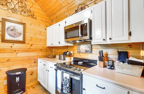Townsend Cabin | 'Bear Acres Getaway' Cabin w/Deck in Townsend!