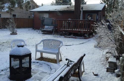 Big Bear City House | BEAR CABIN GETAWAY!(SPA) Pet Friendly Backyard