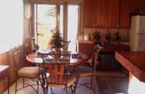 Big Bear City House | BEAR CABIN GETAWAY!(SPA) Pet Friendly Backyard