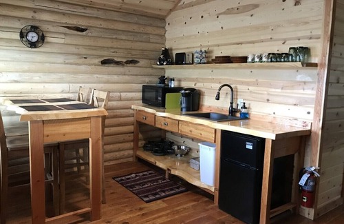 Emigrant Cabin | Bear Cabin in Paradise Valley 27 miles from North Entrance to Yellowstone Park