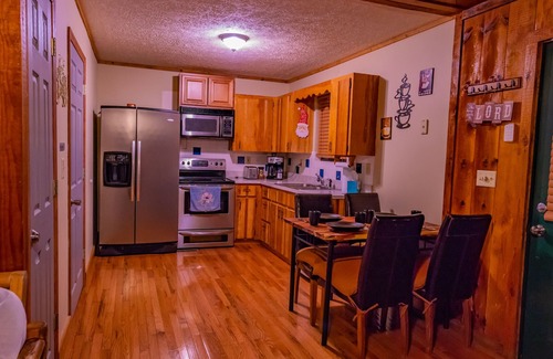 Caton Cabin | Bear cave cabin 2bd/2bth/HOT TUB