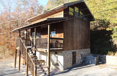 Caton Cabin | Bear cave cabin 2bd/2bth/HOT TUB