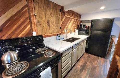 West Village House | Bear Cave- Pet Friendly Suite In Shaver Lake