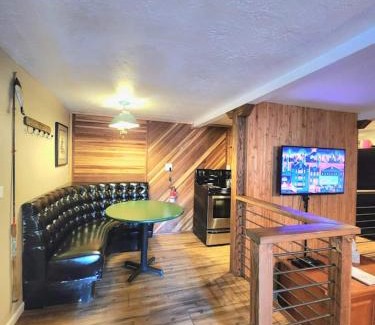 West Village House | Bear Cave- Pet Friendly Suite In Shaver Lake