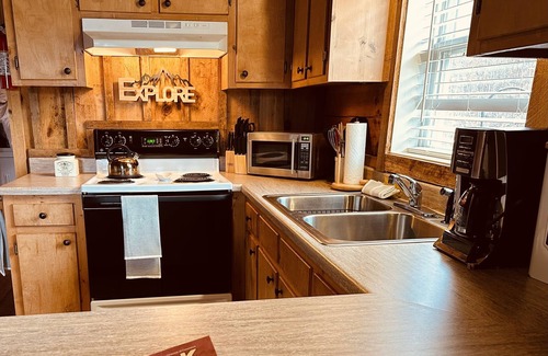 Vesta Cabin | Bear Claw Cove- Parkway Cabin