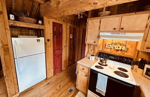 Vesta Cabin | Bear Claw Cove- Parkway Cabin