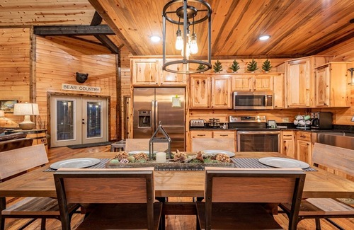 Broken Bow Cabin | Bear Country: Wood Fireplace, Hot Tub, Upscale Deck - Panoramic Ridge Retreat 🐻
