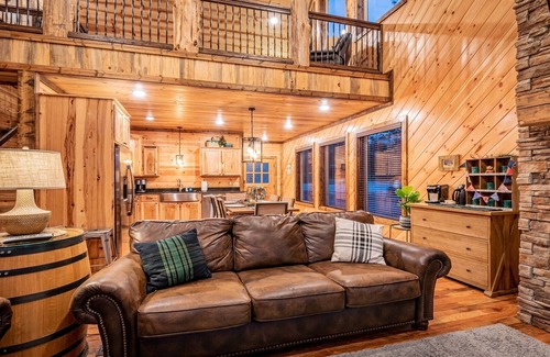 Broken Bow Cabin | Bear Country: Wood Fireplace, Hot Tub, Upscale Deck - Panoramic Ridge Retreat 🐻