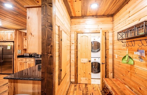 Broken Bow Cabin | Bear Country: Wood Fireplace, Hot Tub, Upscale Deck - Panoramic Ridge Retreat 🐻