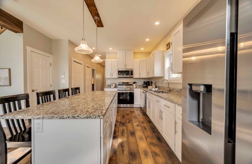 Jim Thorpe House | Bear Creek Bliss by AvantStay | Sleeps 16 + Game Room, Deck, Fire Pit!