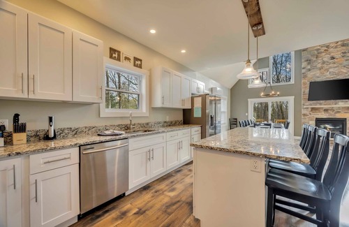 Jim Thorpe House | Bear Creek Bliss by AvantStay | Sleeps 16 + Game Room, Deck, Fire Pit!