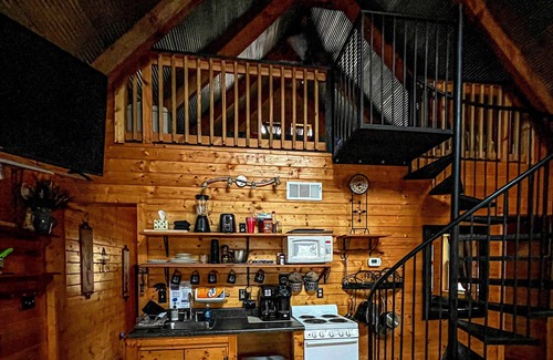 Helen Cabin | Bear Creek Lodge and Cabins in Helen Ga - Pet Friendly, River on Property, Walking Distance to downtown Helen