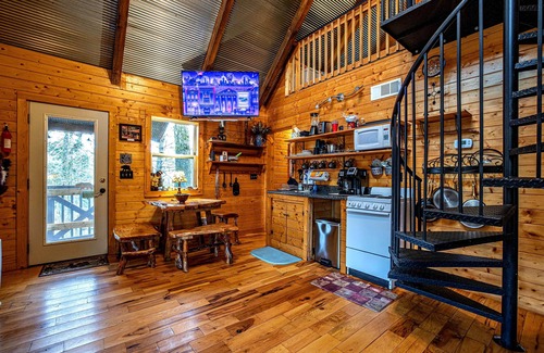 Helen Cabin | Bear Creek Lodge and Cabins in Helen Ga - Pet Friendly, River on Property, Walking Distance to downtown Helen