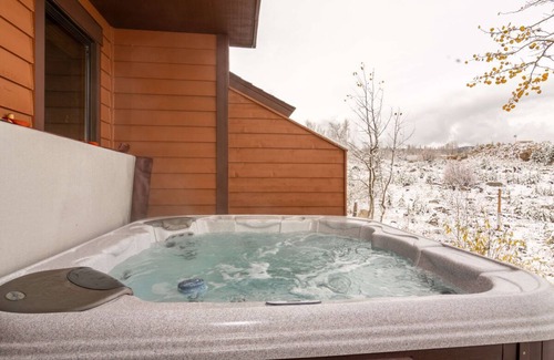 Bear Crossing House | 🐻 Bear Crossing 1390 | Pet Friendly For One Dog | Private Hot Tub