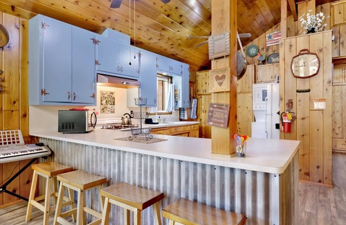 Moonridge Cabin | Bear Cub Ski Haus Cabin- Hot Tub- Games-