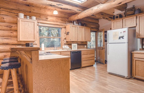 Welches Cabin | Bear Den Log Cabin - Classic Family Mountain Retreat, Fireplace, Dogs Welcome