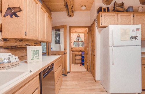 Welches Cabin | Bear Den Log Cabin - Classic Family Mountain Retreat, Fireplace, Dogs Welcome