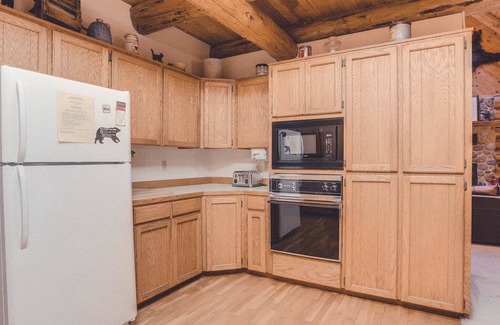 Welches Cabin | Bear Den Log Cabin - Classic Family Mountain Retreat, Fireplace, Dogs Welcome