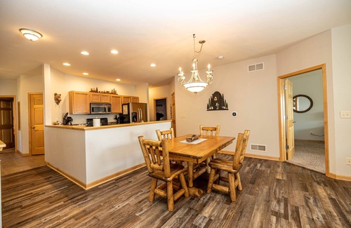 Tomahawk House | Bear Den Retreat - Lakefront Home on Beautiful Lake Nokomis