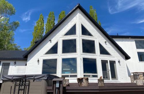 Garden City House | Bear Foot Beach House-Beautiful Views on the Lake