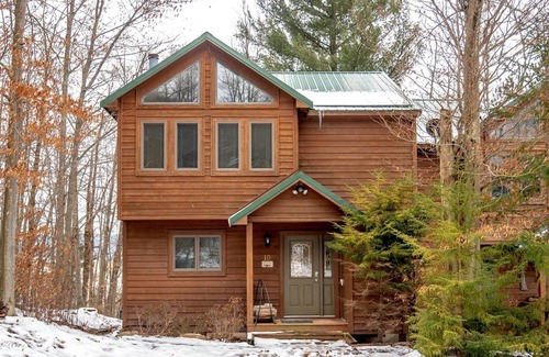 Davis House | Bear Hug Inn - 74 Lower LanennBear Hug Inn - Pet Friendly, Wood Fireplace