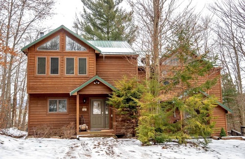 Davis House | Bear Hug Inn - 74 Lower LanennBear Hug Inn - Pet Friendly, Wood Fireplace