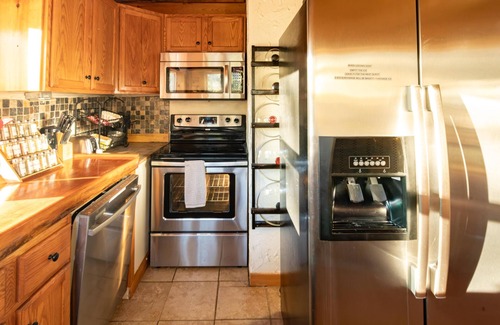Beattyville Cabin | Bear Lair: Luxe cabin, private lake, caves, trails, fast WiFi @ Bear Track Lake