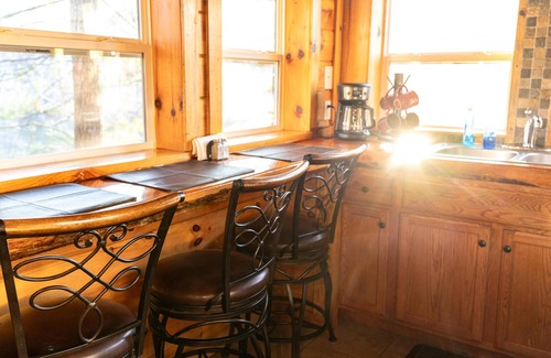 Beattyville Cabin | Bear Lair: Luxe cabin, private lake, caves, trails, fast WiFi @ Bear Track Lake