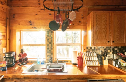 Beattyville Cabin | Bear Lair: Luxe cabin, private lake, caves, trails, fast WiFi @ Bear Track Lake