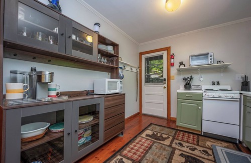 Lake Lure Cabin | Bear Necessities Cozy Quiet Peaceful Mountain Cabin
