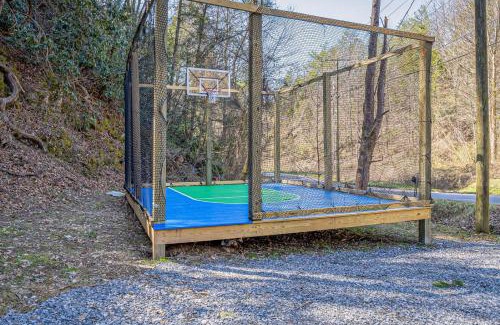 Gatlinburg - Pigeon Forge House | Bear Paradise Cabin with Hot Tub, Mini Golf, Court, Games & free EV Ready Parking