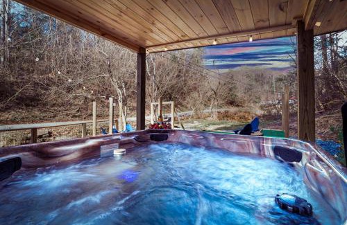 Gatlinburg - Pigeon Forge House | Bear Paradise Cabin with Hot Tub, Mini Golf, Court, Games & free EV Ready Parking