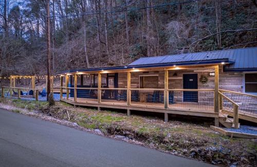 Gatlinburg - Pigeon Forge House | Bear Paradise Cabin with Hot Tub, Mini Golf, Court, Games & free EV Ready Parking