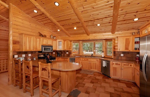 Castle Glen Estates Cabin | Bear Pause By Destination Big Bear:Castle Glen Estates Log Cabin Home! Pet Friendly! Fully Fenced! Pool Table! Spa!