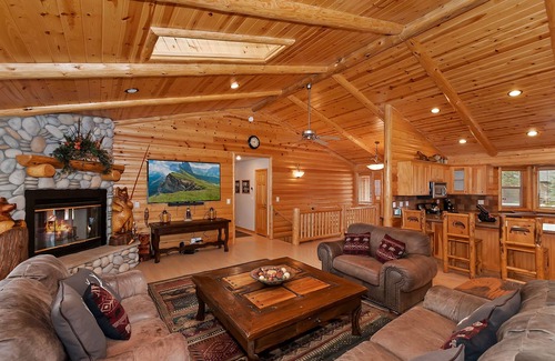 Castle Glen Estates Cabin | Bear Pause By Destination Big Bear:Castle Glen Estates Log Cabin Home! Pet Friendly! Fully Fenced! Pool Table! Spa!