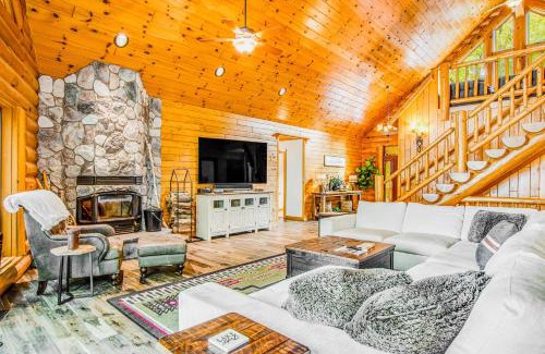 Lac du Flambeau House | Bear Pause Retreat & The Stone House