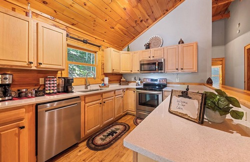 Waynesville Cabin | Bear Pause-Updated cabin in Waynesville, NC; close to Maggie Valley & Asheville.
