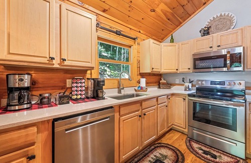 Waynesville Cabin | Bear Pause-Updated cabin in Waynesville, NC; close to Maggie Valley & Asheville.