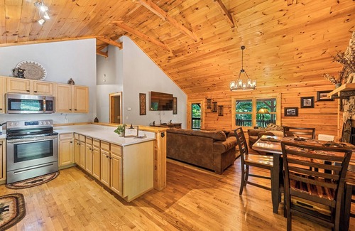Waynesville Cabin | Bear Pause-Updated cabin in Waynesville, NC; close to Maggie Valley & Asheville.