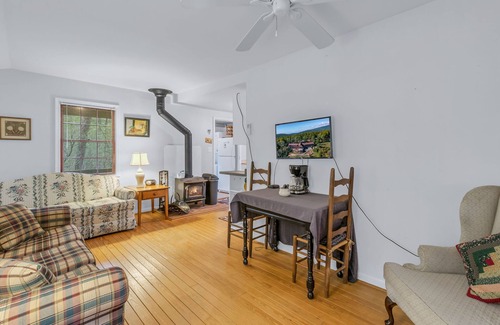 Stanardsville House | Bear Paw Cottage | 1 Bed, 1 Bath