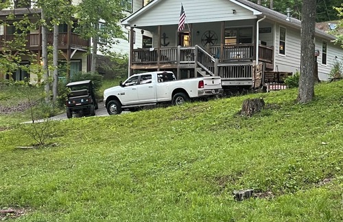 Unaka Cabin | Bear Paw, minutes to Lake Hiawassee walk to pool, fishing pond, and tennis.