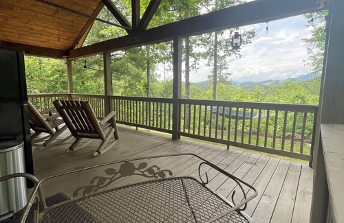 Unaka House | “Bear Paw Resort” View’s, Privacy, Covered decks, Outdoor spaces, Easy accessn