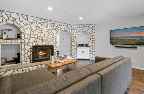 Summit Estates House | Bear Retreat - Modern location within walking distance to Snow Summit with a private hot tub!