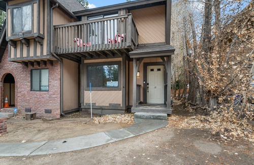 Summit Estates Condo | Bear Retreat - Walk to Snow Summit, Hot Tub, Fireplace