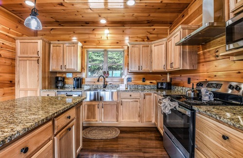 Gatlinburg - Pigeon Forge Cabin | Bear Ridge (3-Bedroom Cabin) with Mountain view by RedAwning