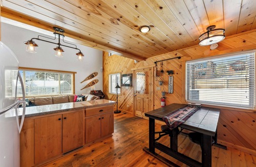 Mountain View Estates House | Bear Ridge Cabin: Hot Tub, BBQ, Quiet