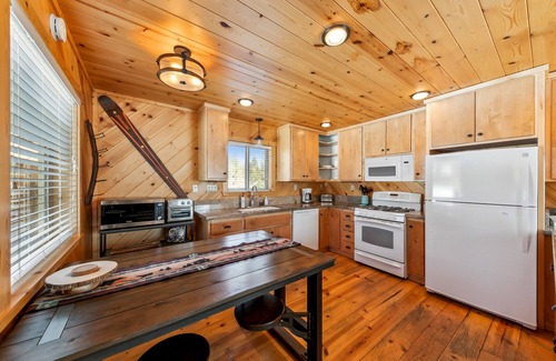 Mountain View Estates House | Bear Ridge Cabin: Hot Tub, BBQ, Quiet