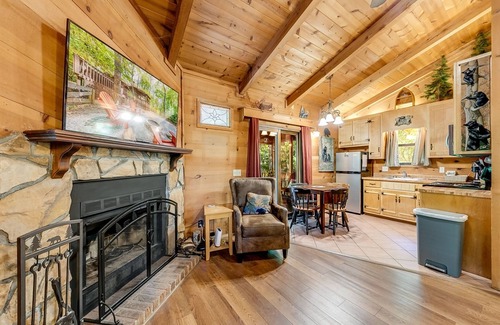 Sautee Nacoochee Cabin | Bear Ridge Cabin | Secluded Mountain Retreat Near Helen with Hot Tub & Fire Pit